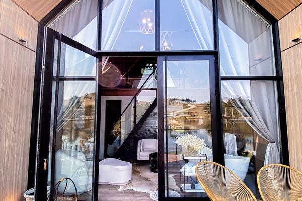 Luksushytte, spabadekar, utsikt mot innsjø (Lake House Família Frente Lago) | Oppholdsområde | Smart-TV