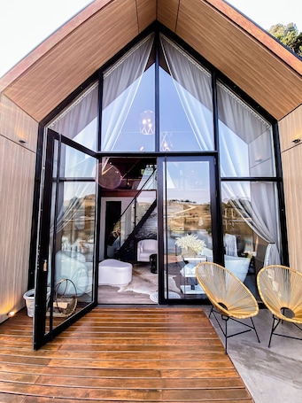 Lake House Family With View | Área de estar | Smart TV