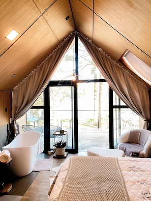Deluxe Cabin, Hot Tub (Lake House Casal Vista Lago) | Hypo-allergenic bedding, soundproofing, free WiFi