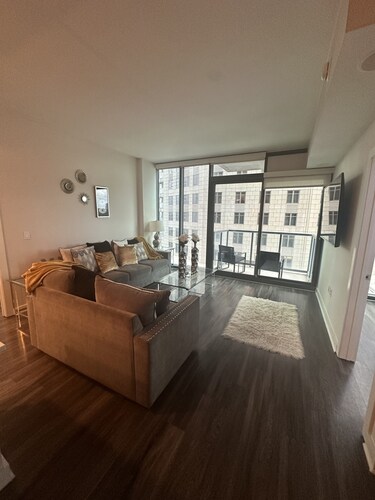 Luxury Buckhead Condo walking distance to hundreds of shops and restaurants