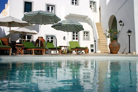 Una piscina al aire libre de temporada