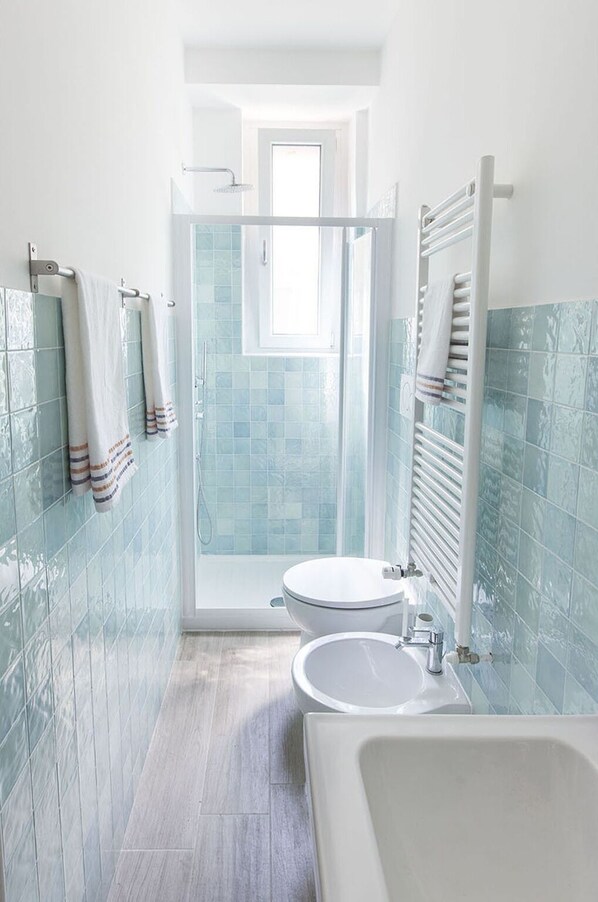 Douche, sèche-cheveux, bidet, serviettes fournies