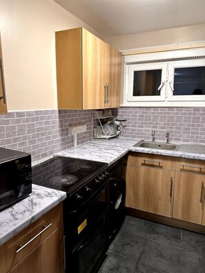 Kühlschrank, Mikrowelle, Ofen, Herdplatte