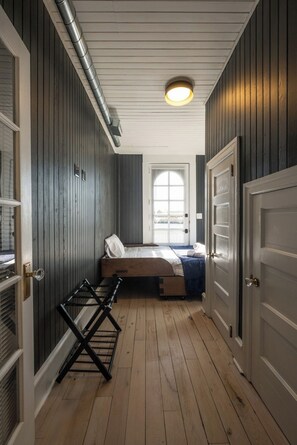 5 bedrooms, iron/ironing board, WiFi, bed sheets