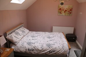 2 室のベッドルーム、アイロン / アイロン台、WiFi (無料)、ベッドシーツ