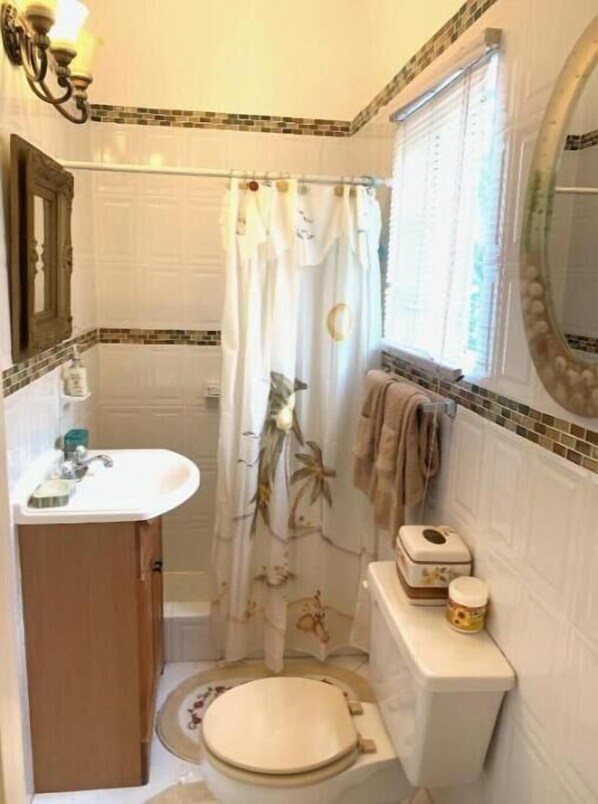 ヘアドライヤー、タオル、石鹸、トイレットペーパー