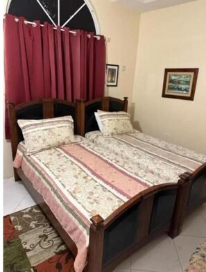 1 室のベッドルーム、WiFi (無料)、ベッドシーツ