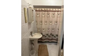 Bathroom - Deluxe Queen Room
 (Ocho Rios)