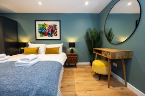 2 soverom, skrivebord, strykejern/-brett og internettilgang