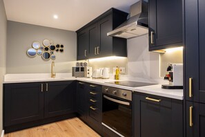 Kjøleskap, mikrobølgeovn, ovn og oppvaskmaskin