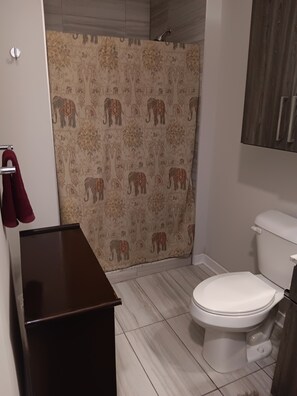 Hårføner, håndklær, såpe og toalettpapir