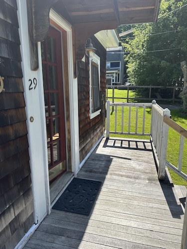 Classic New England Bunkhouse- Home for the whole family!