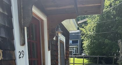 Classic New England Bunkhouse- Home for the whole family!