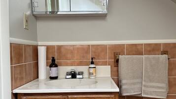 Secador de pelo, toallas, jabón y champú