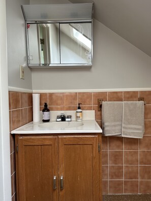 Hair dryer, towels, soap, shampoo - Classic New England Bunkhouse- Home for the whole family! (Haverhill)