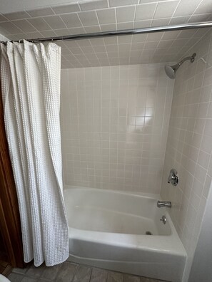 Haartrockner, Handtücher, Seife, Shampoo