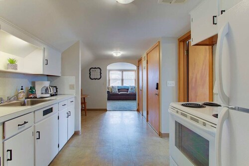 Spacious King Suite near Hall of Fame/Hwy/Airport