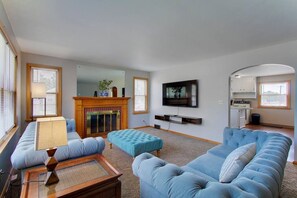 TV connectée, cheminée, espaces bureaux