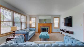 Smart-tv, eldstad och kontor