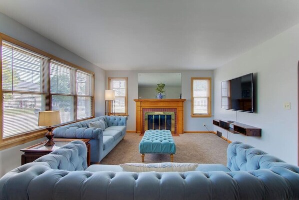 TV connectée, cheminée, espaces bureaux