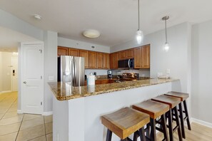 Fridge, microwave, oven, stovetop - Lakefront condo near beach with pools, hot tub, golf, gym, balcony, & golf views (North Myrtle Beach)