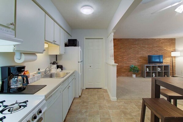 Fridge, microwave, oven, stovetop - Central & Cozy 1BR near Hall of Fame/Airport (North Canton)