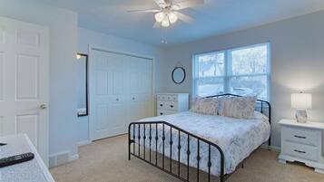 1 sovrum, skrivbord, strykjärn/strykbräda och wi-fi