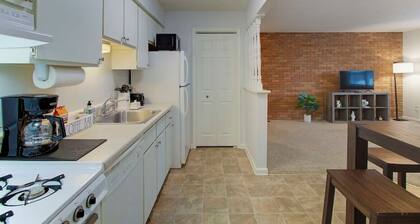 Central & Cozy 1BR near Hall of Fame/Airport