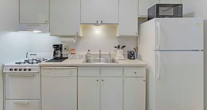 Central & Cozy 1BR near Hall of Fame/Airport