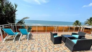 A terrace with outdoor seating and a view of the sea. - 2 Bed/2.5 Bath Villa (Lewa) (Monrovia)