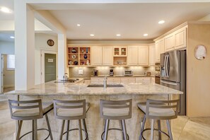 Fridge, microwave, oven, stovetop - Luxury home near beach & golf with private pool, patio, free tennis & pickleball (Hilton Head)
