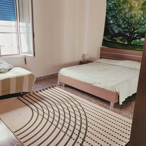 2 quartos, ferros/tábuas de passar roupa, roupa de cama