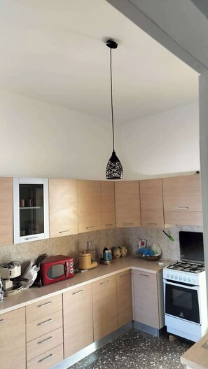 Kjøleskap, mikrobølgeovn, ovn og kokeplater