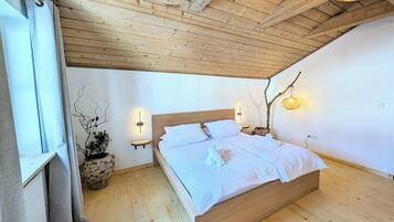 3 bedrooms, travel crib, free WiFi, bed sheets