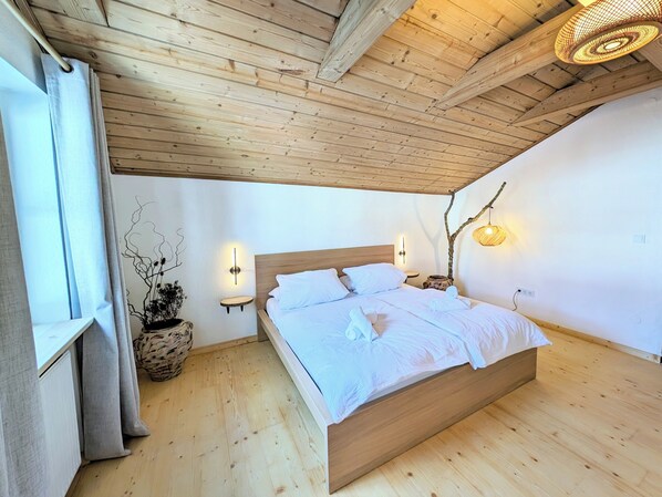 3 bedrooms, travel cot, free WiFi, bed sheets