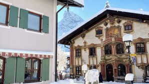 Een historisch pand met versierde architectuur en een met sneeuw bedekte straat.