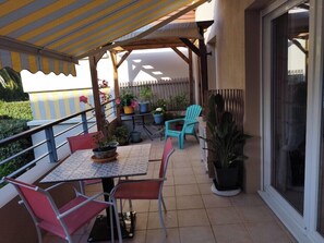 Outdoor dining - Spacious appartment with terrace and shared pool (Fréjus)