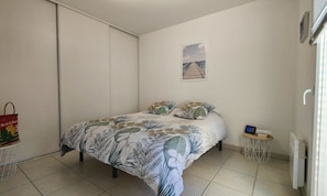 2 bedrooms, iron/ironing board, WiFi - Spacious appartment with terrace and shared pool (Fréjus)