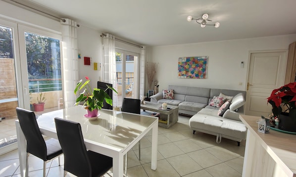 TV - Spacious appartment with terrace and shared pool (Fréjus)