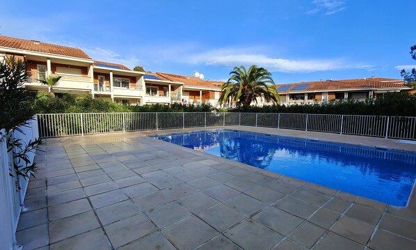 Pool - Spacious appartment with terrace and shared pool (Fréjus)