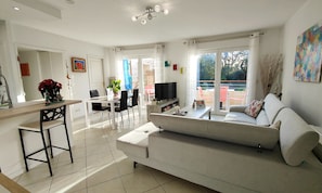 TV - Spacious appartment with terrace and shared pool (Fréjus)