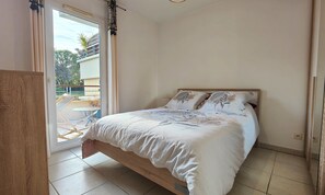 2 bedrooms, iron/ironing board, WiFi - Spacious appartment with terrace and shared pool (Fréjus)