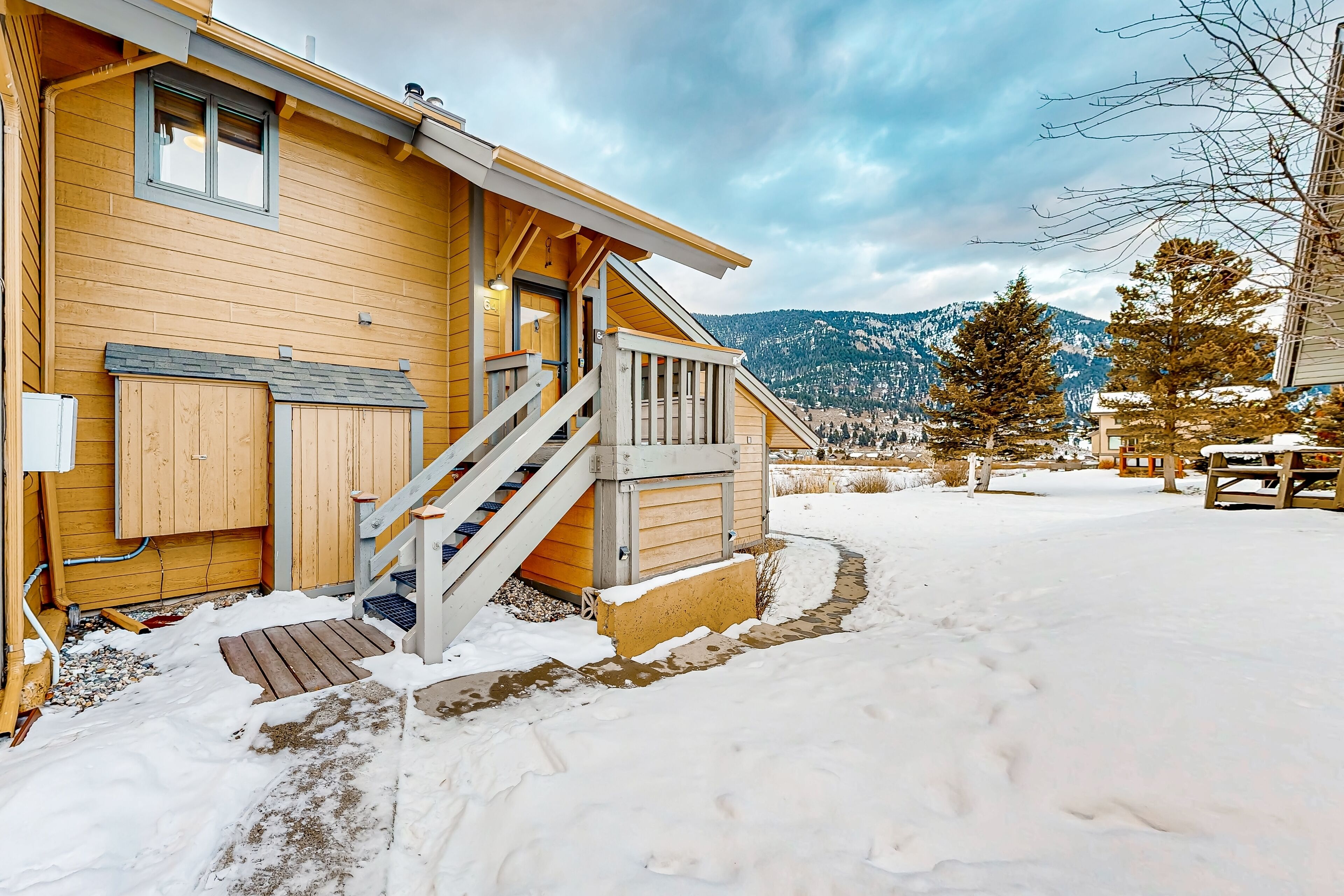 Mountain view condo with nearby golf, wood fireplace & seasonal pool