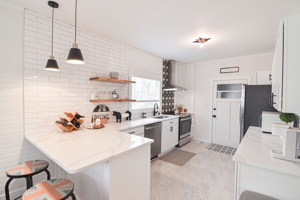 Fridge, microwave, oven, stovetop - Newly remodeled luxury cottage in Belmont, NC Walk to Kevin Loftin Park (Belmont)