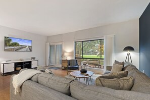 Smart TV, libros, impresora