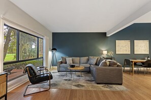 Smart TV, libros, impresora