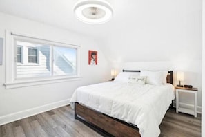 3 bedrooms, in-room safe, travel cot, WiFi - Logan's House - Stylish Family Home near Downtown with EV charger (Frederick)