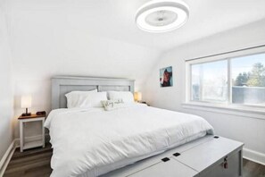 3 bedrooms, in-room safe, travel crib, WiFi - Logan's House - Stylish Family Home near Downtown with EV charger (Frederick)