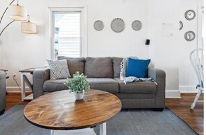 Smart TV - Logan's House - Stylish Family Home near Downtown with EV charger (Frederick)