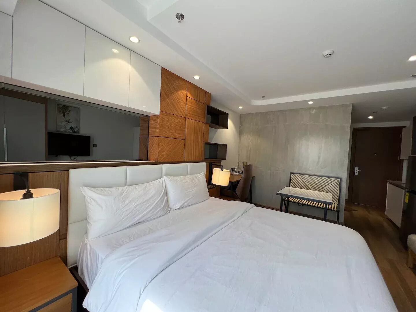 1 室のベッドルーム、セーフティボックス (室内)、デスク、アイロン / アイロン台